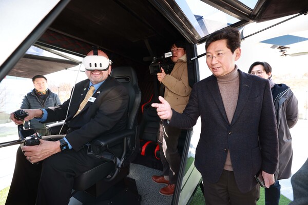 드웨인 아리올라 테일러시 시장이 처인휴게소 야외에 설치된 UAM(도심항공모빌리티) 가상 체험을 하고 있는 모습./ 용인특례시 제공