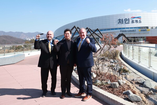 이상일 용인특례시장과 러스 볼즈 윌리엄스 카운티 커미셔너, 드웨인 아리올라 테일러시 시장이 세종~포천고속도로 상에 상공형 휴게소로 지어진 처인휴게소를 방문한 기념으로 사진을 찍고 있다./ 용인특례시 제공