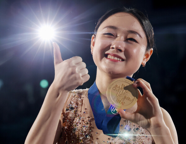 김채연이 23일 서울 목동 아이스링크에서 열린 2025 국제빙상경기연맹(ISU) 사대륙 피겨 선수권대회 여자 싱글 프리스케이팅에서 금메달을 획득한 후 포즈를 취하고 있다. /연합뉴스