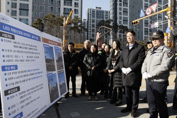 화성특례시(시장 정명근)는 24일 화성서부경찰서와 함께 송린초등학교 앞 어린이보호구역에서 ‘LED 차량신호등 보조장치’ 시범 사업 현장 점검을 실시했다./ 화성특례시 제공