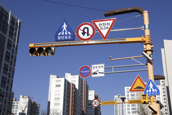 LED 차량신호등 보조장치는 기존 3색등 상단에 부착되는 LED 장치로, 운전자가 신호를 직관적으로 인지할 수 있게 돕는다./ 화성특례시 제공