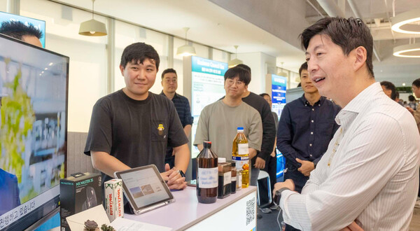 GS칼텍스 허세홍 사장(오른쪽)이 지난해 딥 트랜스포메이션 데이 행사에서 임직원들과 저탄소 신사업에 대해 대화를 나누고 있다. / GS칼텍스