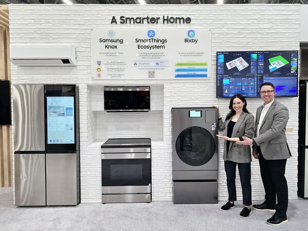 삼성전자 직원이 KBIS 2025에서 차별화된 AI 연결경험을 제공하는 비스포크 가전을 소개하고있다./삼성전자