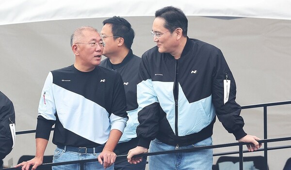 지난해 10월 경기 용인시 에버랜드 스피드웨이에서 열린 '현대 N x 토요타 가주 레이싱 페스티벌'에서 이재용 삼성전자 회장(오른쪽)과 정의선 현대자동차그룹 회장이 담소를 나누고 있다./ 연합뉴스