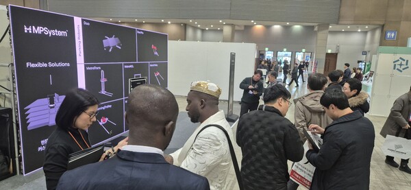 상생협력 건설 엑스포에서 '엠피시스템' 로봇주차 설명하고 있는 모습. /삼표그룹 제공