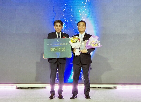 25일 서울 올림픽파크텔에서 열린 대한체육회 체육상 시상식 단상에서 박종혁 SK슈가글라이더즈 단장(오른쪽)과 강신성 대한체육회 부회장이 기념촬영을 하고 있다. / SK슈가글라이더즈