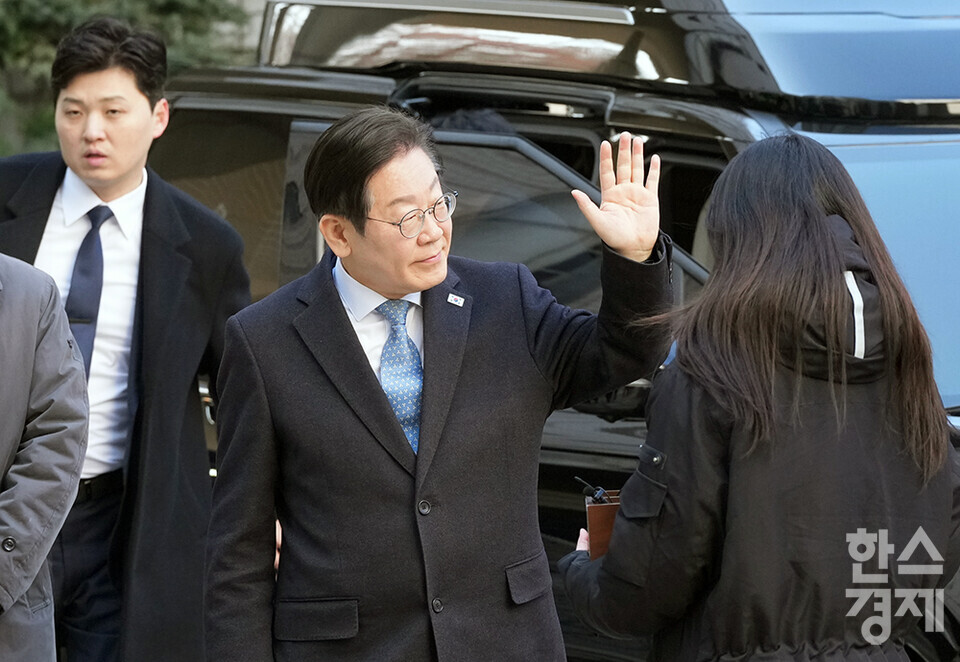 이재명 더불어민주당 대표가 26일 오전 서울시 서초구 서울중앙지방법원에서 열리는 공직선거법 위반 혐의 2심 공판에 출석하며 지지자들을 향해 손읗 흔들고 있다. /최대성 기자 dpdaesung@sporbiz.co.kr 2025.02.26.