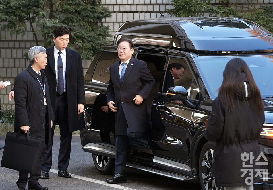 이재명 더불어민주당 대표가 26일 오전 서울시 서초구 서울중앙지방법원에서 열리는 공직선거법 위반 혐의 2심 공판에 출석하고 있다. /최대성 기자 dpdaesung@sporbiz.co.kr 2025.02.26.