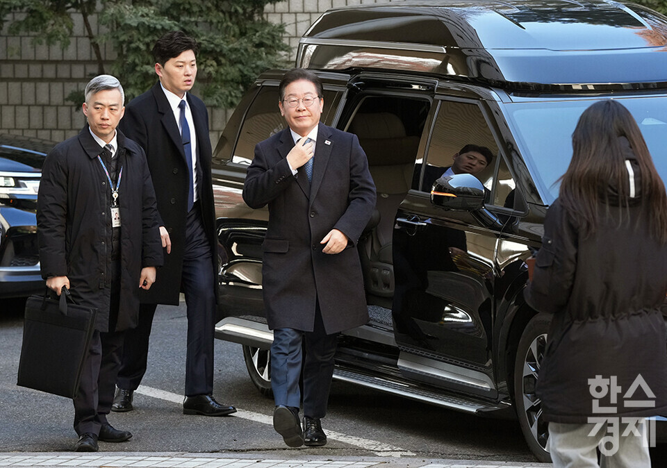 이재명 더불어민주당 대표가 26일 오전 서울시 서초구 서울중앙지방법원에서 열리는 공직선거법 위반 혐의 2심 공판에 출석하고 있다. /최대성 기자 dpdaesung@sporbiz.co.kr 2025.02.26.