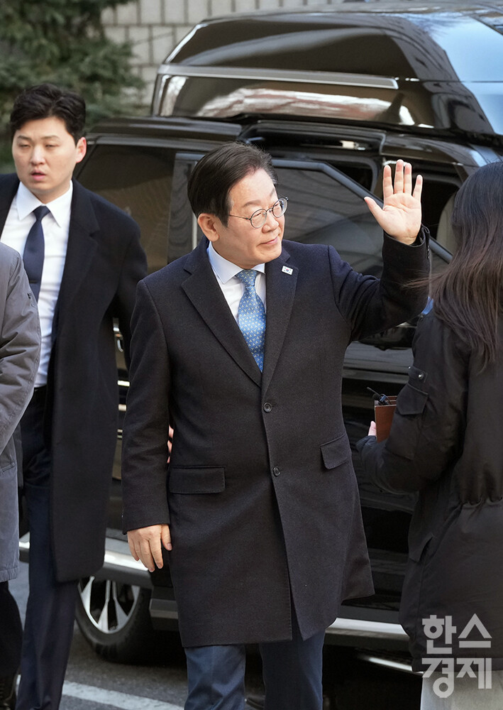 이재명 더불어민주당 대표가 26일 오전 서울시 서초구 서울중앙지방법원에서 열리는 공직선거법 위반 혐의 2심 공판에 출석하며 지지자들을 향해 손읗 흔들고 있다. /최대성 기자 dpdaesung@sporbiz.co.kr 2025.02.26.