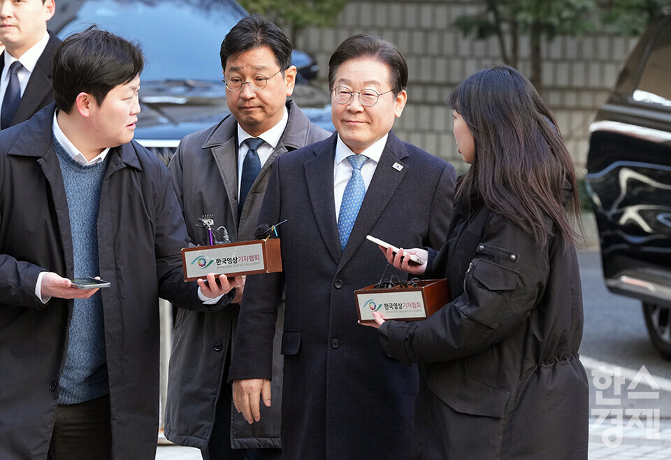 이재명 더불어민주당 대표가 26일 오전 서울시 서초구 서울중앙지방법원에서 열리는 공직선거법 위반 혐의 2심 공판에 출석하고 있다. /최대성 기자 dpdaesung@sporbiz.co.kr 2025.02.26.