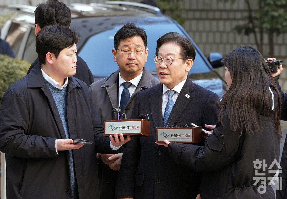 이재명 더불어민주당 대표가 26일 오전 서울시 서초구 서울중앙지방법원에서 열리는 공직선거법 위반 혐의 2심 공판에 출석하며 취재진의 질문에 답변하고 있다. /최대성 기자 dpdaesung@sporbiz.co.kr 2025.02.26.
