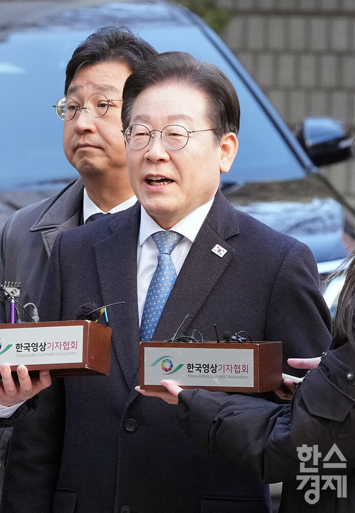 이재명 더불어민주당 대표가 26일 오전 서울시 서초구 서울중앙지방법원에서 열리는 공직선거법 위반 혐의 2심 공판에 출석하며 취재진의 질문에 답변하고 있다. /최대성 기자 dpdaesung@sporbiz.co.kr 2025.02.26.