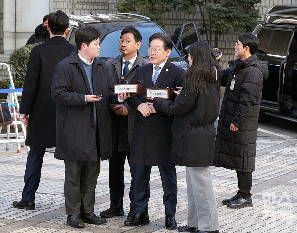 이재명 더불어민주당 대표가 26일 오전 서울시 서초구 서울중앙지방법원에서 열리는 공직선거법 위반 혐의 2심 공판에 출석하며 취재진의 질문에 답변하고 있다. /최대성 기자 dpdaesung@sporbiz.co.kr 2025.02.26.