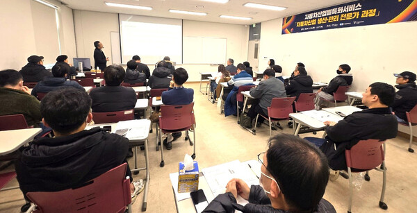 자동차산업 생산관리 전문가 직무 교육 장면. /광주중장년일자리센터 제공
