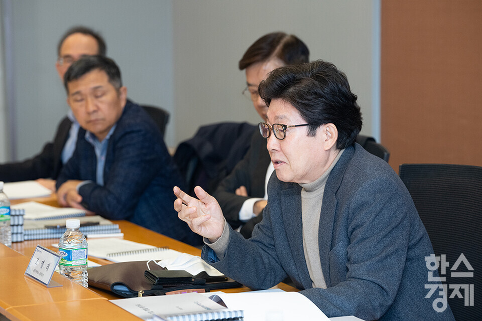 조명래 단국대 석좌교수가 2월13일 오전 서울 종로구 서머셋팰리스서울 호텔에서 열린 'ESG 지속가능 경영 자문위원단 정례 회의'에 참석해 발언하고 있다. /최대성 기자 dpdaesung@sporbiz.co.kr 2025.02.13.