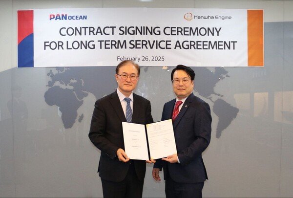 안중호 팬오션 대표(왼쪽)와 유문기 한화엔진 대표가 지난 26일 서울 팬오션 본사에서 열린 ‘한화엔진-팬오션 LTSA 계약 체결식’에 참석해 기념 촬영을 하고 있다./ 한화엔진
