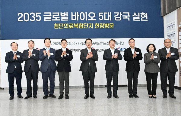 최상목 대통령 권한대행 부총리 겸 기획재정부 장관이 26일 오전 충북 청주 중부권 핵심 바이오 클러스터인 오송 첨단의료복합단지를 방문했다. /기획재정부 제공