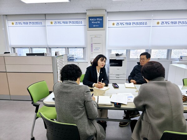 경기도의회 박명수 의원(국민의힘, 안성2)과 황세주 의원(더불어민주당, 비례)은 27일 도의회 안성상담소에서 안성시 전략기획담당관 관계 공무원들과 함께 정담회를 개최했다./ 경기도의회 제공