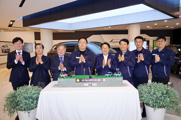 강기정 광주시장은 27일 2년 연속 50만대 생산돌파를 축하하며 기아 오토랜드 광주에 방문, 기념촬영을 하고 있다. (왼쪽 세번째부터 김성진 광주그린카진흥원장, 문재웅 기아 오토랜드 광주 공장장, 강기정 광주시장, 유삼용 기아 오토랜드 광주 상무, 김희준 기아 오토랜드 광주 상무) /광주광역시 제공