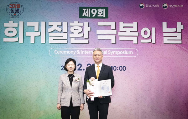 전세환 한국아스트라제네카 대표이사(오른쪽)가 질병관리청장으로부터 표창을 수상하고 있다. /한국아스트라제네카 제공