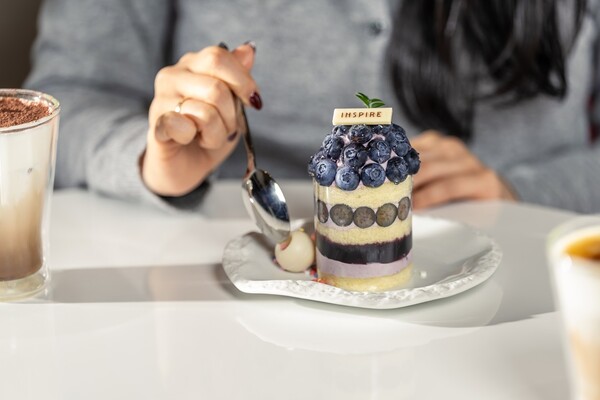 3월 1일부터 ‘인스파이어 1주년 스페셜 케이크’를 구매한 고객을 대상으로 호텔 숙박권을 증정하는 서프라이즈 이벤트를 진행한다. /인스파이어 엔터테인먼트 리조트 제공