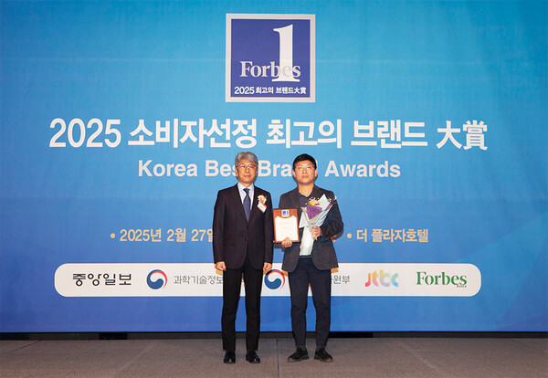 최성민 모두투어 운영지원본부장(오른쪽)이 '2025 소비자 선정 최고의 브랜드 대상' 수상 기념사진 촬영을 하고 있다. /모두투어 제공