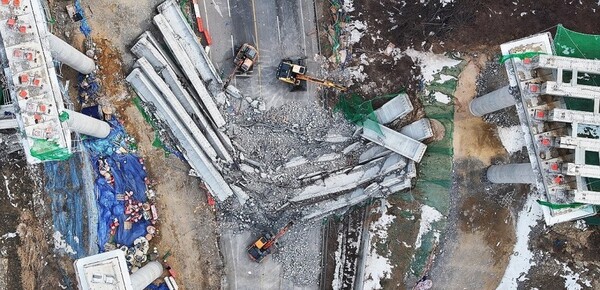 25일 경기도 안성시 서운면 산평리 소재 서울세종고속도로 천안~안성구간 9공구 천용천교 건설 현장에서 교량 연결작업 중 교각에 올려놓았던 상판이 무너지는 사고가 발생했다. /연합뉴스