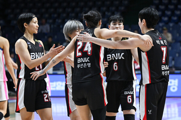 부산 BNK 썸 선수들이 기뻐하고 있다. /WKBL 제공