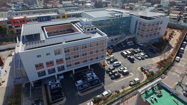 농성초 도서관. 2~3층 복층 공간에 개방형 구조를 갖추고, 다양한 학생 활동을 할 수 있는 새로 준공이 완료된 농성초 신교사