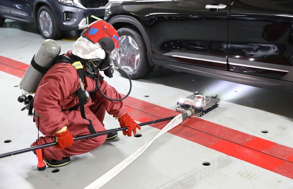 현대글로비스가 자동차 운반선(사선) 전체에 해상 화재 진압 특수 장비 설치를 완료했다./ 현대글로비스