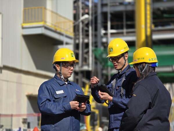 에쓰오일 직원들이 온산공장에서 방폭태블릿으로 PSORMS 전자작업허가 업무를 수행하며 작업현장 위험성을 파악해 관리하고 있다. / 에쓰오일