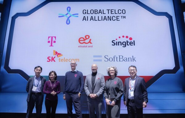 글로벌 텔코 AI 얼라이언스(GTAA) 로고를 배경으로 최고 경영진이 기념 사진을 촬영하는 모습. 왼쪽부터 타다시 이이다 소프트뱅크 최고정보보안책임자(CISO), 아나 입 싱텔 그룹 인터내셔널 디지털 서비스 CEO, 팀 회트게스 도이치텔레콤 회장, 하템 도비다, 이앤(e&) 그룹 CEO, 클라우디아 네맛 도이치텔레콤 기술혁신담당이사, 유영상 SKT CEO./SKT