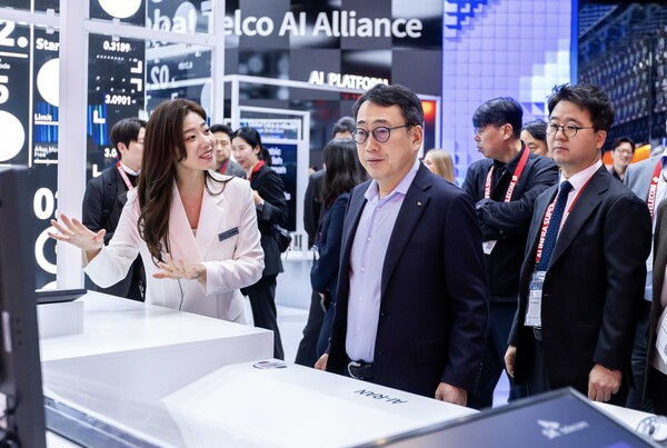 3일(현지시간) 스페인 바르셀로나에서 개막한 MWC25에서 유영상 SKT CEO가 SKT 부스를 둘러보는 모습 / SKT