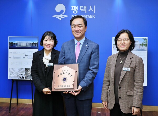 정장선 평택시장은 “평택중앙도서관은 단순한 지식 저장소를 넘어 시민들이 함께 성장하고 교류하는 복합문화공간이 될 것”이라며, “세계적 수준의 설계안을 바탕으로 누구나 편안하게 찾을 수 있는 도시의 명소로 조성하겠다”고 말했다./ 평택시 제공