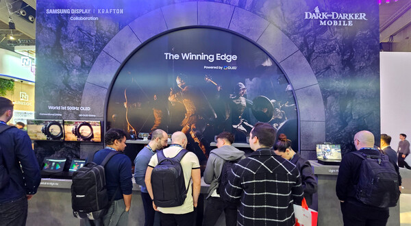 MWC2025 삼성디스플레이 다크앤다커 부스 관람객./삼성디스플레이