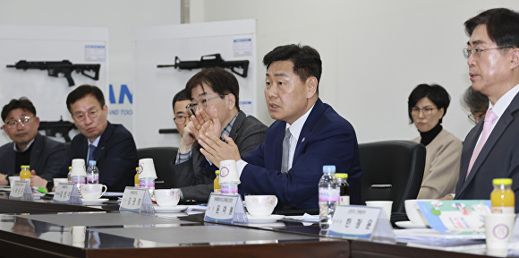 김관영 전북지사가 4일 완주 다산기공(주)에서 도내 수출기업 7개사와 간담회를 개최했다./도 제공