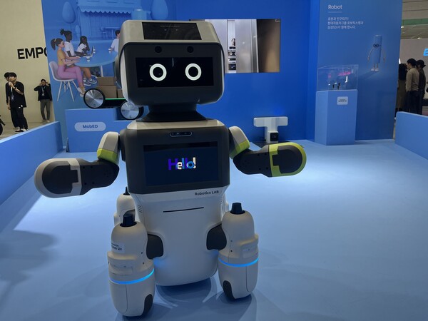 삼성SDI 원통형 배터리가 적용된 현대차·기아로보틱스랩의 서비스 로봇 달이 / 한스경제