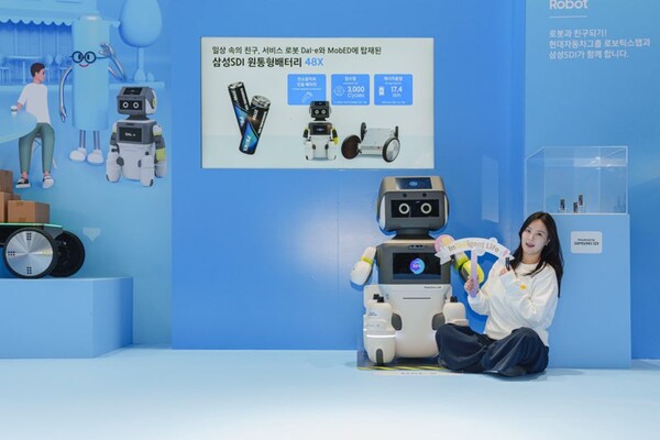 삼성SDI의 21700 원통형 배터리가 탑재된 현대차·기아의 로봇 달이(DAL-e)를 모델이 소개하고 있다. / 삼성SDI