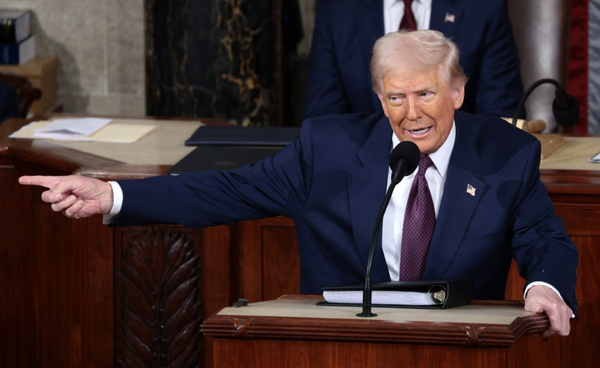 도널드 트럼프 미국 대통령이 취임 43일 만에 상·하원 의원들 앞에서 진행한 첫 연설에서 한국의 알래스카 천연가스 프로젝트 참여를 언급하면서도 한국이 미국에 높은 관세를 매기고 있다고 비판하는 등 양면적인 태도를 보였다. / 연합뉴스