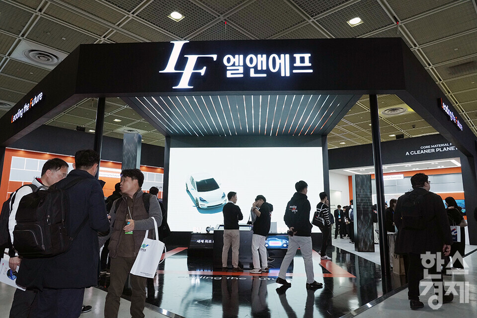 5일 서울 강남구 코엑스에서 국내 최대 배터리 전시회인 '인터배터리 2025'가 열리고 있다. 많은 관람객들이 엘앤에프 부스를 둘러보고 있다. /최대성 기자 dpdaesung@sporbiz.co.kr 2025.03.05.
