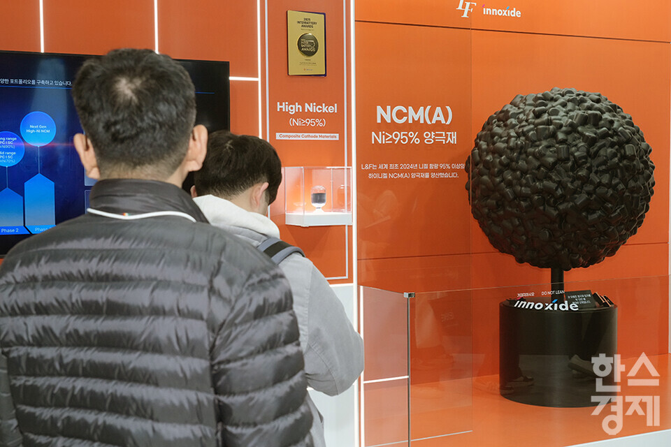 5일 서울 강남구 코엑스에서 국내 최대 배터리 전시회인 '인터배터리 2025'가 열리고 있다. 많은 관람객들이 엘앤에프 부스를 둘러보고 있다. /최대성 기자 dpdaesung@sporbiz.co.kr 2025.03.05.