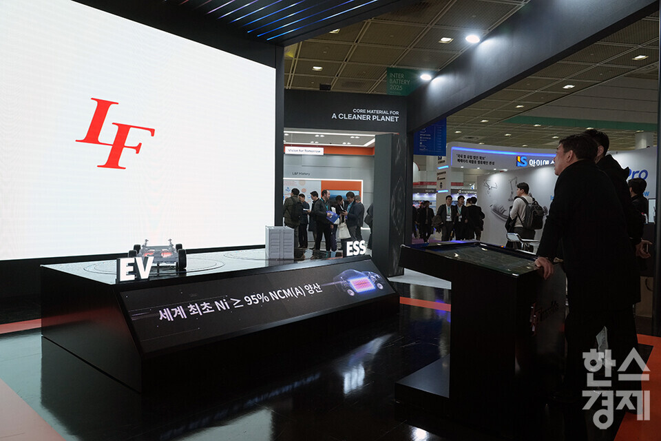 5일 서울 강남구 코엑스에서 국내 최대 배터리 전시회인 '인터배터리 2025'가 열리고 있다. 많은 관람객들이 엘앤에프 부스를 둘러보고 있다. /최대성 기자 dpdaesung@sporbiz.co.kr 2025.03.05.