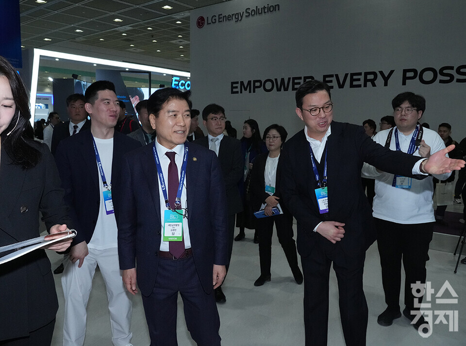 5일 서울 강남구 코엑스에서 국내 최대 배터리 전시회인 '인터배터리 2025'가 열리고 있다. 김경안 새만금개발청장이 행사장을 둘러보고 있다. /최대성 기자 dpdaesung@sporbiz.co.kr 2025.03.05.