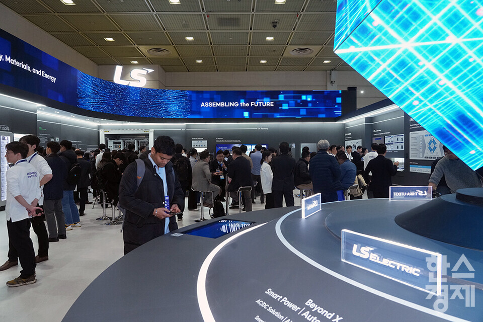 5일 서울 강남구 코엑스에서 국내 최대 배터리 전시회인 '인터배터리 2025'가 열리고 있다. LS 부스에 관람객들이 붐비고 있다. /최대성 기자 dpdaesung@sporbiz.co.kr 2025.03.05.