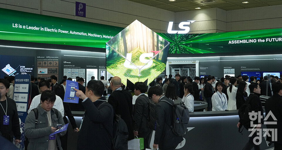 5일 서울 강남구 코엑스에서 국내 최대 배터리 전시회인 '인터배터리 2025'가 열리고 있다. LS 부스에 관람객들이 붐비고 있다. /최대성 기자 dpdaesung@sporbiz.co.kr 2025.03.05.