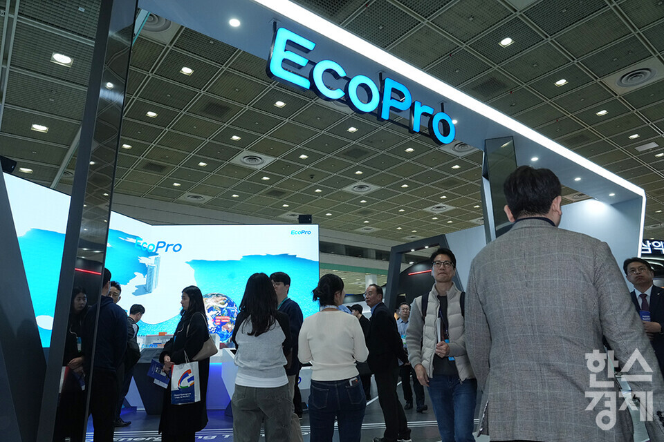 5일 서울 강남구 코엑스에서 국내 최대 배터리 전시회인 '인터배터리 2025'가 열리고 있다. 에코프로 부스에 관람객들이 붐비고 있다. /최대성 기자 dpdaesung@sporbiz.co.kr 2025.03.05.