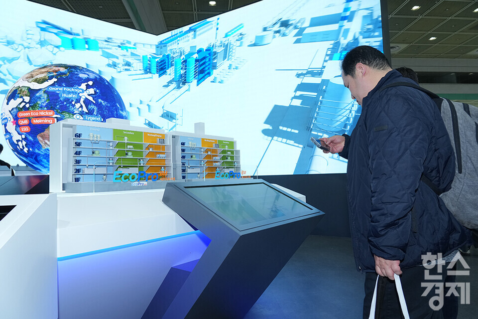 5일 서울 강남구 코엑스에서 국내 최대 배터리 전시회인 '인터배터리 2025'가 열리고 있다. 한 관람객이 에코프로 부스를 살피고 있다. /최대성 기자 dpdaesung@sporbiz.co.kr 2025.03.05.