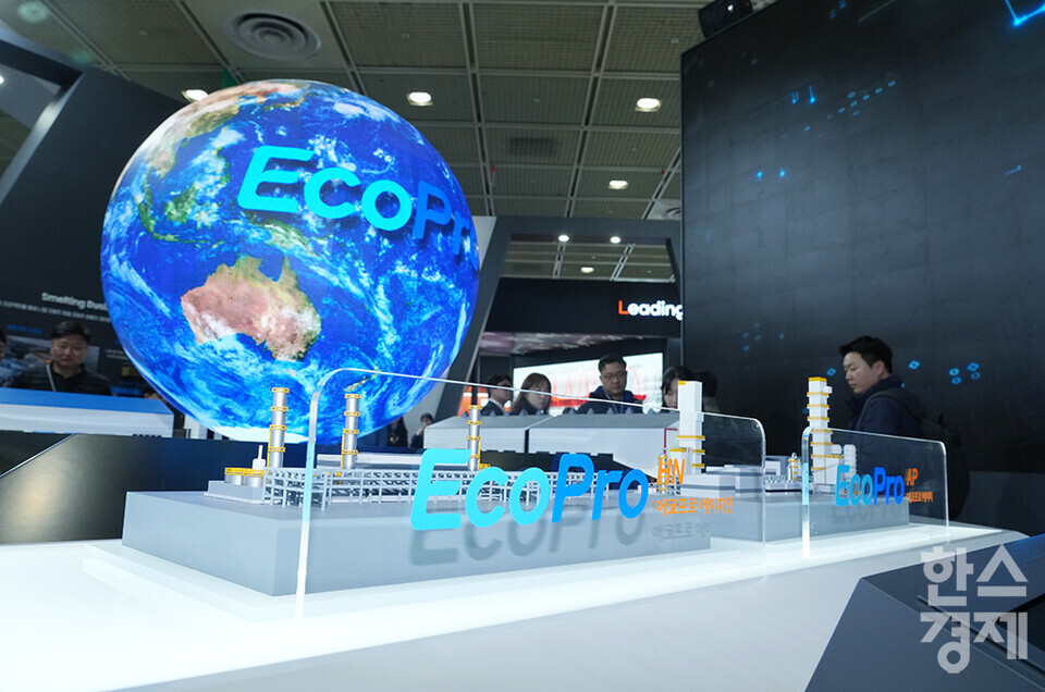 5일 서울 강남구 코엑스에서 국내 최대 배터리 전시회인 '인터배터리 2025'가 열리고 있다. 관람객들이 에코프로 부스를 살피고 있다. /최대성 기자 dpdaesung@sporbiz.co.kr 2025.03.05.