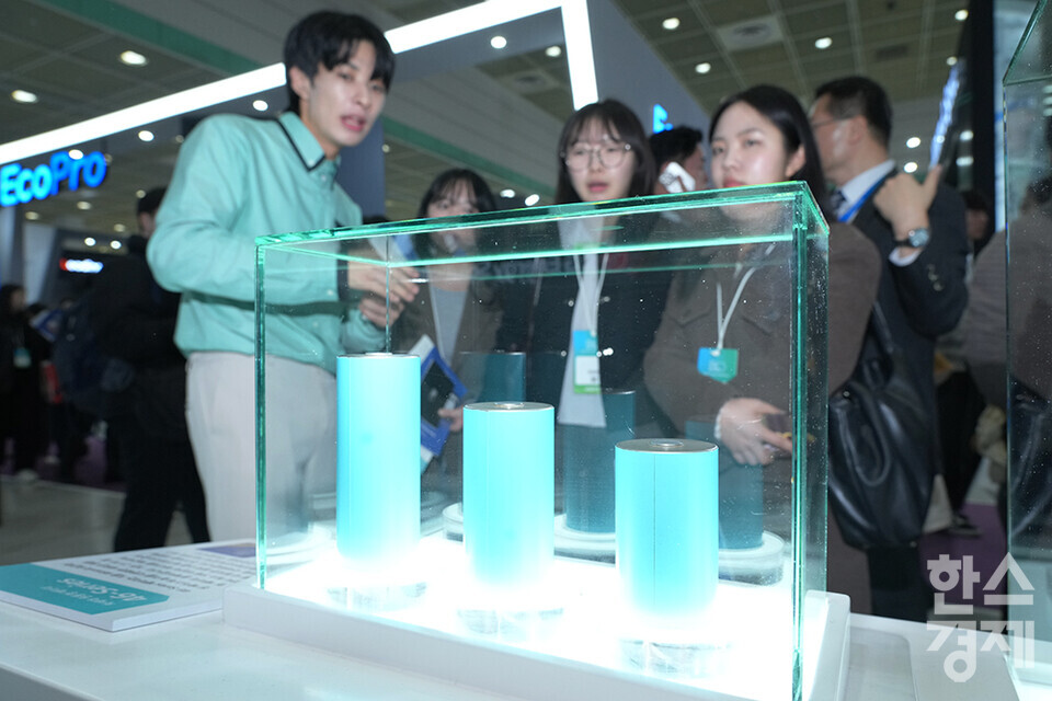 5일 서울 강남구 코엑스에서 국내 최대 배터리 전시회인 '인터배터리 2025'가 열리고 있다. 관람객들이 LG에너지솔루션 부스에서 46-Series 배터리 모형을 살피고 있다. /최대성 기자 dpdaesung@sporbiz.co.kr 2025.03.05.